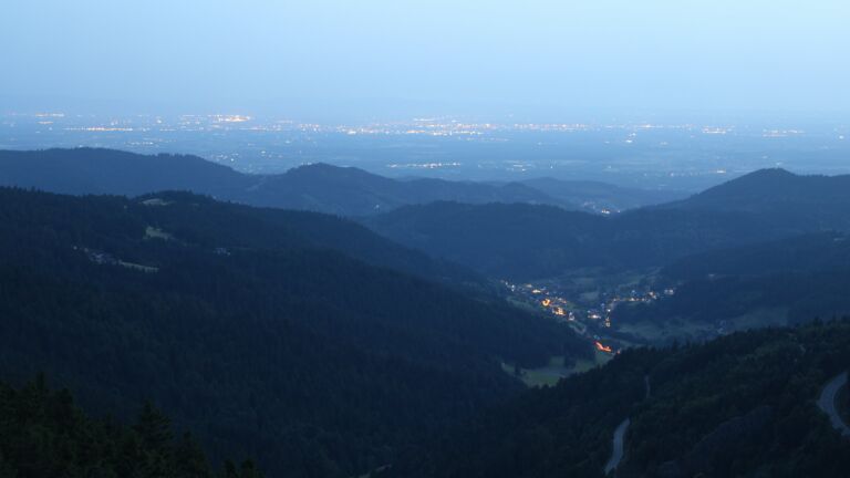 Dieses Bild zeigt eine Webcam-Aufnahme vom Achertal, aufgenommen am Mittwoch, den 25.06.2025 um 22:20 Uhr. Die Temperatur betrug 24°C.