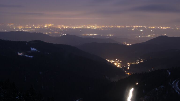 Dieses Bild zeigt eine Webcam-Aufnahme vom Achertal, aufgenommen am Dienstag, den 27.01.2026 um 18:10 Uhr. Die Temperatur betrug 2.8°C.