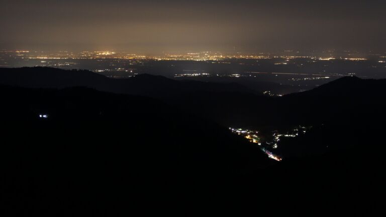 Dieses Bild zeigt eine Webcam-Aufnahme vom Achertal, aufgenommen am Montag, den 23.03.2026 um 04:50 Uhr. Die Temperatur betrug 5.5°C.