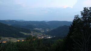 Dieses Bild zeigt eine Webcam-Aufnahme vom Achertal, aufgenommen am Dienstag, den 04.08.2026 um 21:40 Uhr. Die Temperatur betrug 26.9°C.